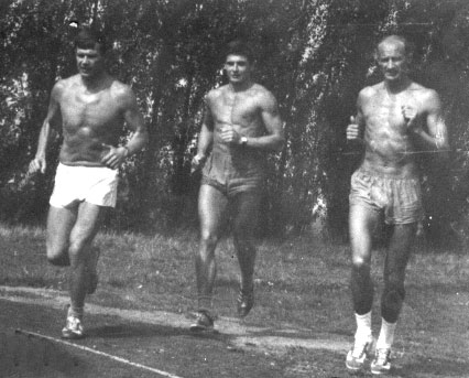Родион Отрубянников с коллегами по кафедре легкой атлетики Киевского института физкультуры совершает пробежку на центральном стадионе города Киева в 1970 году